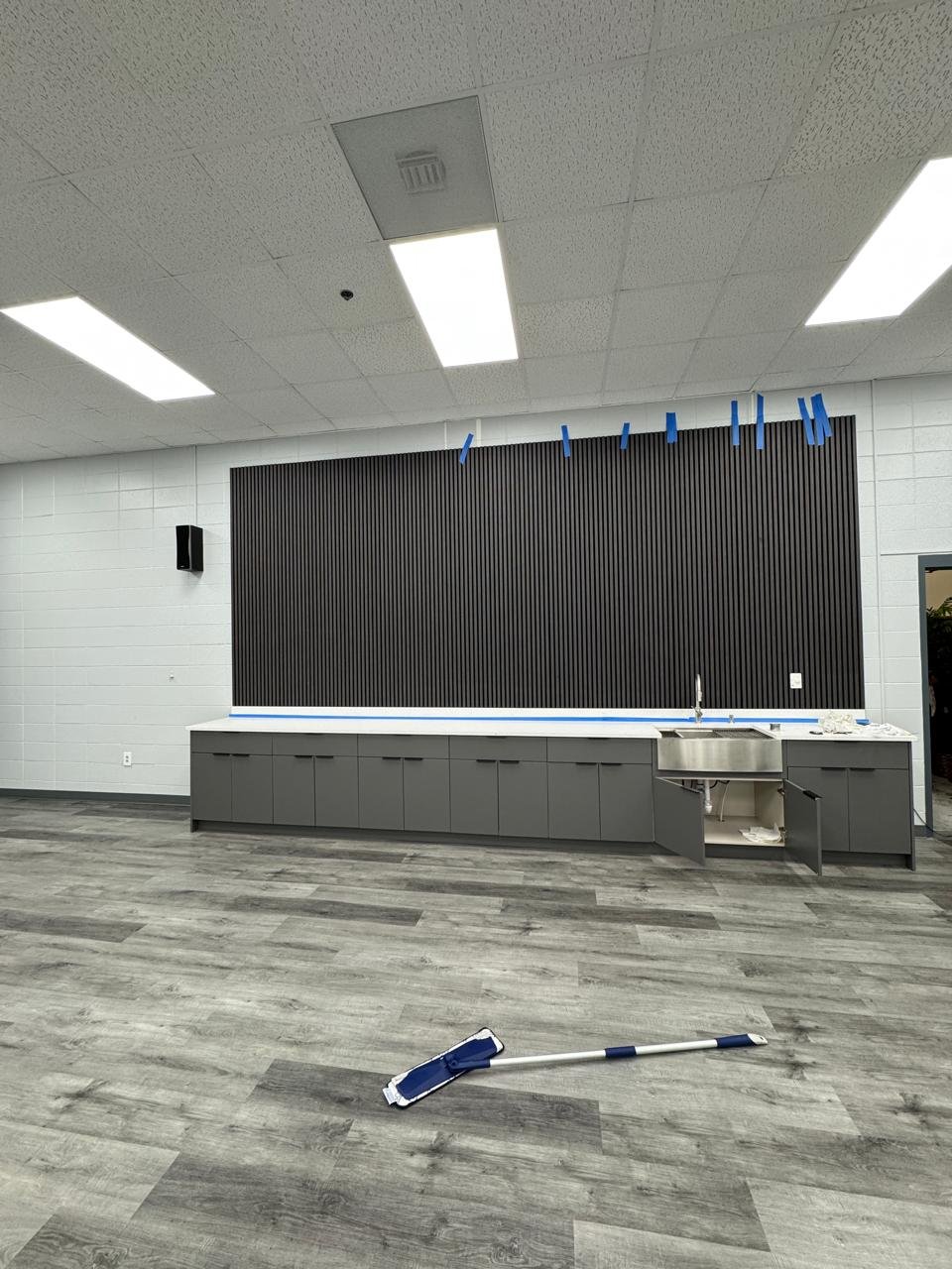 Deck elevado con barandas blancas y escalera