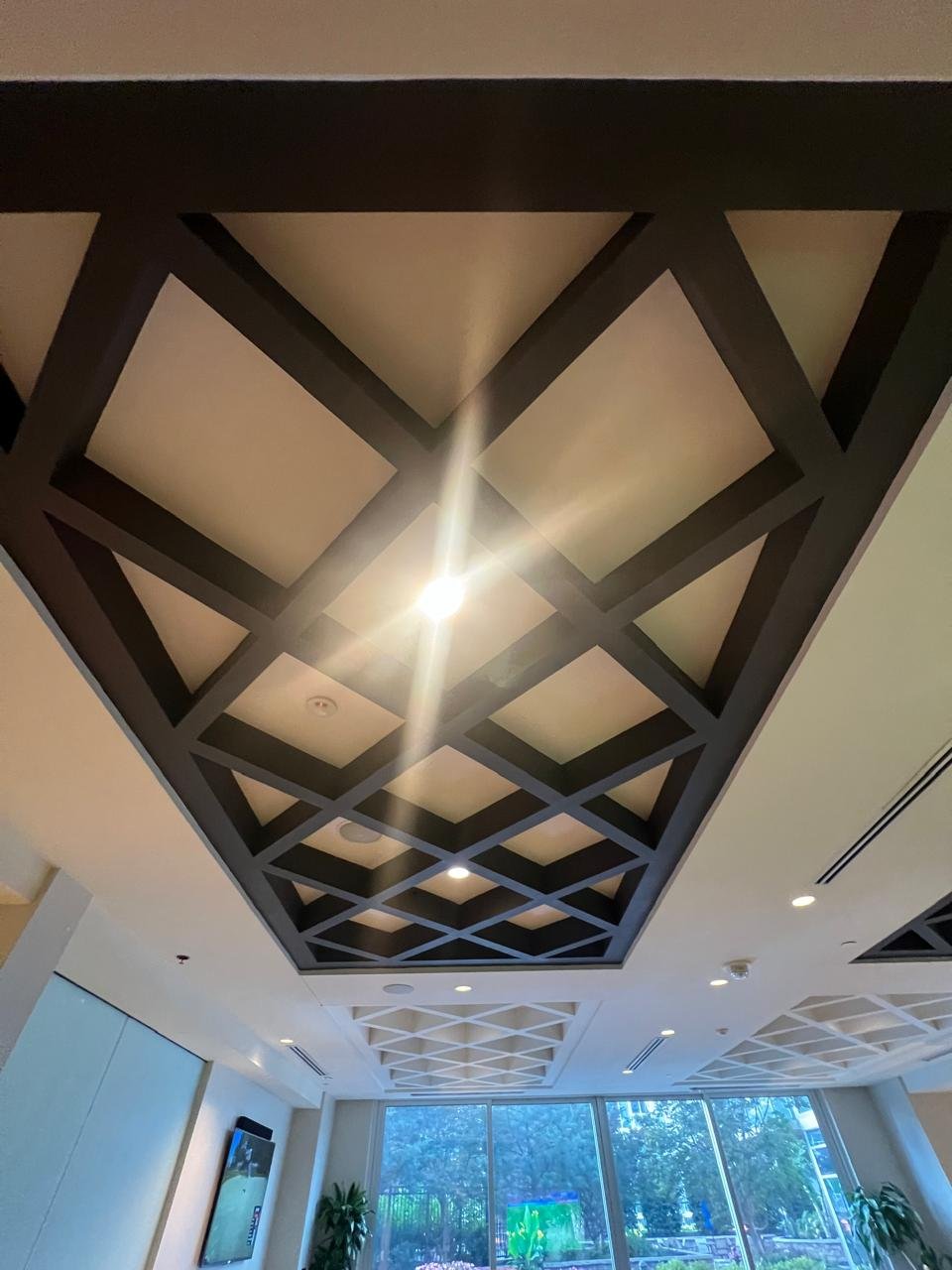 Deck con piscina y área de descanso